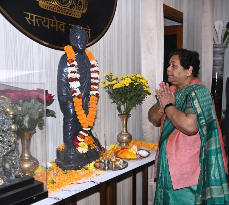 Governor Ms. Anusuiya Uikey pays tribute to Swami Vivekananda on his birth anniversary