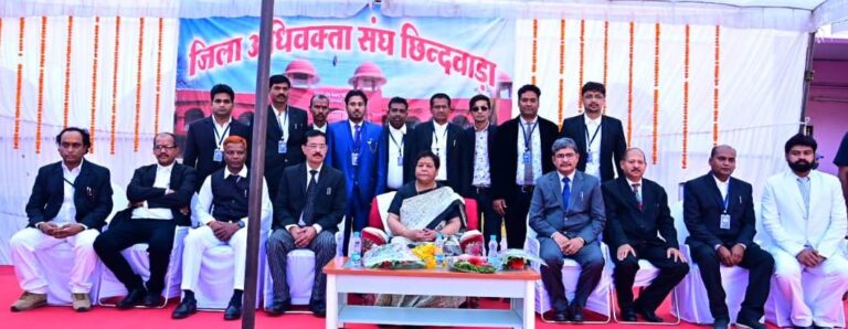 Governor Ms. Anusuiya Uikey administered oath to the newly appointed office bearers of District Advocates’ Association, Chhindwara.