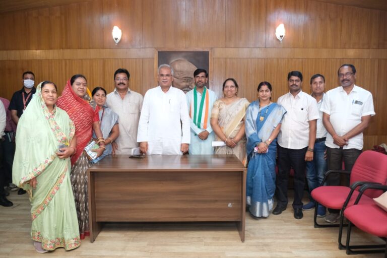 Delegation of district panchayat presidents pay courtesy call on Chief Minister Mr. Baghel
