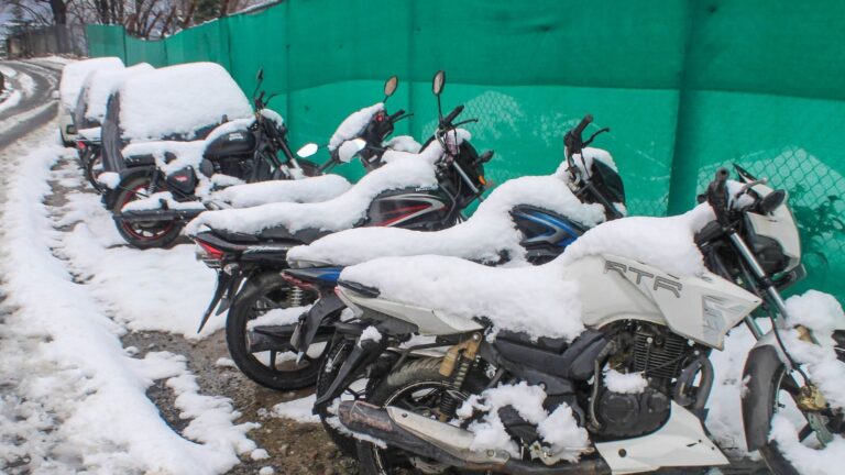 Snowfall, Rain in Hill States Lead to Closure of Roads; Min Temperature Rises in Delhi, Punjab, Haryana