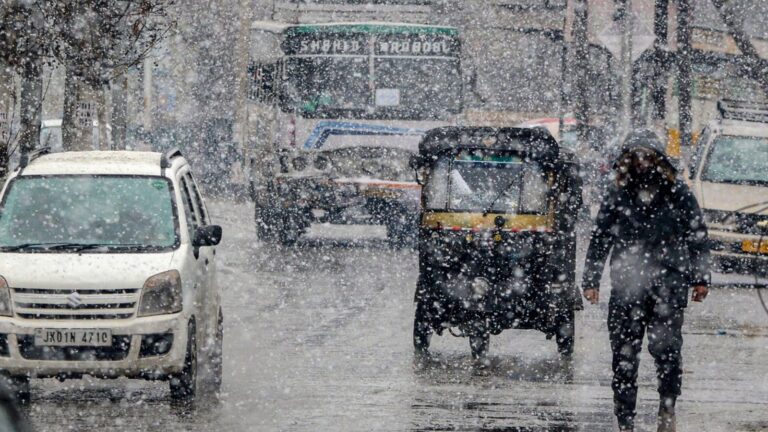 Fresh Snowfall in Kashmir, Srinagar-Jammu National Highway Closed; Flights Affected