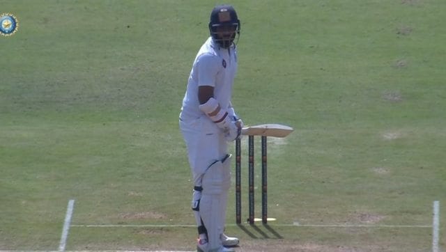 Despite fractured wrist, Hanuma Vihari smashes a boundary with reverse shot