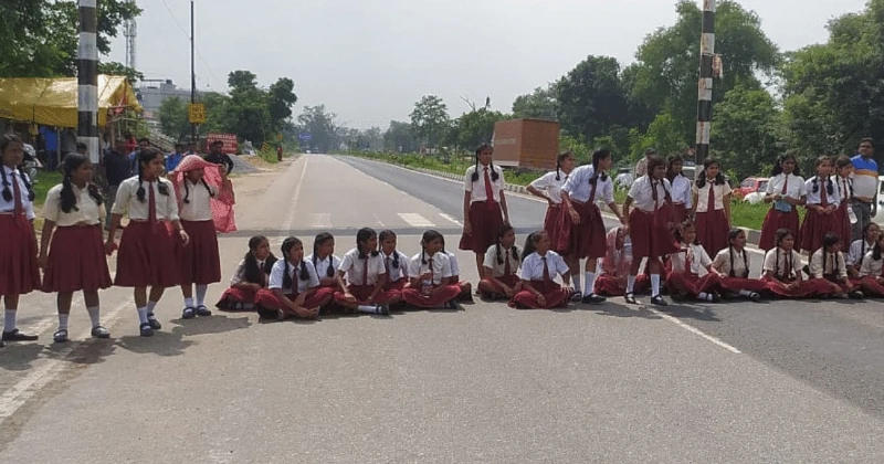 Ranchi girls stage sit-in on national freeway; lament poor school facilities, lack of teachers