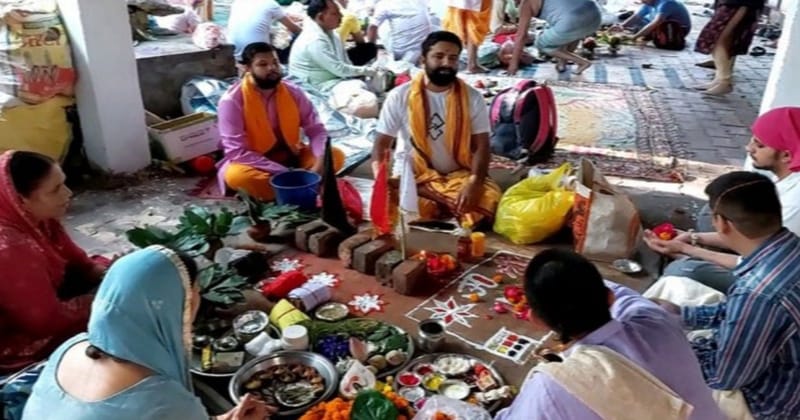 Hindus pay homage to their ancestors through food offerings