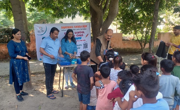Foundation Distributes Stationery kits to underprivileged students