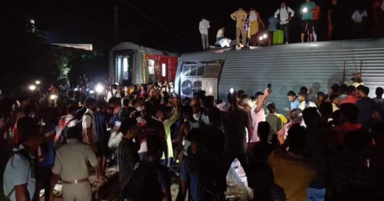 North East Express en-route to Guwahati derailed in Raghunathpur, 4 dead and around 80 injured